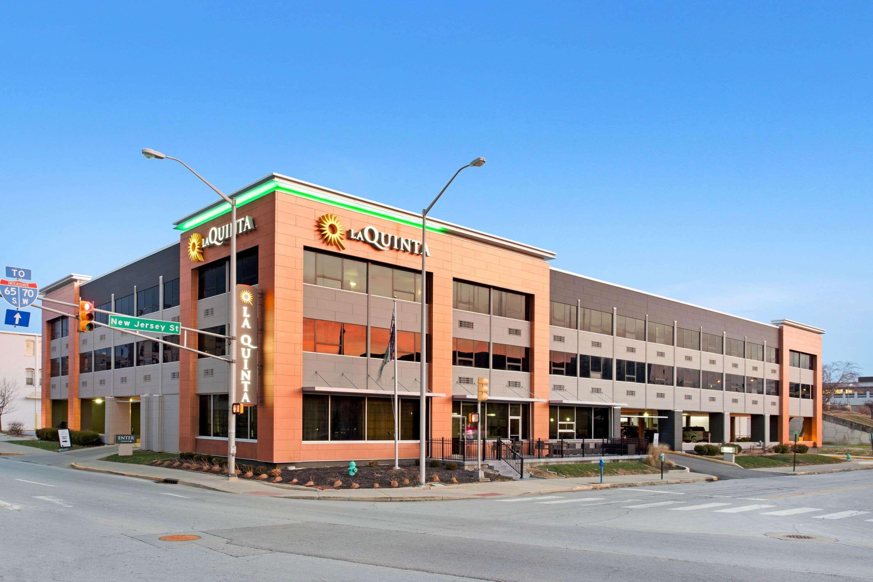 La Quinta Inn & Suites By Wyndham Indianapolis Downtown Экстерьер фото