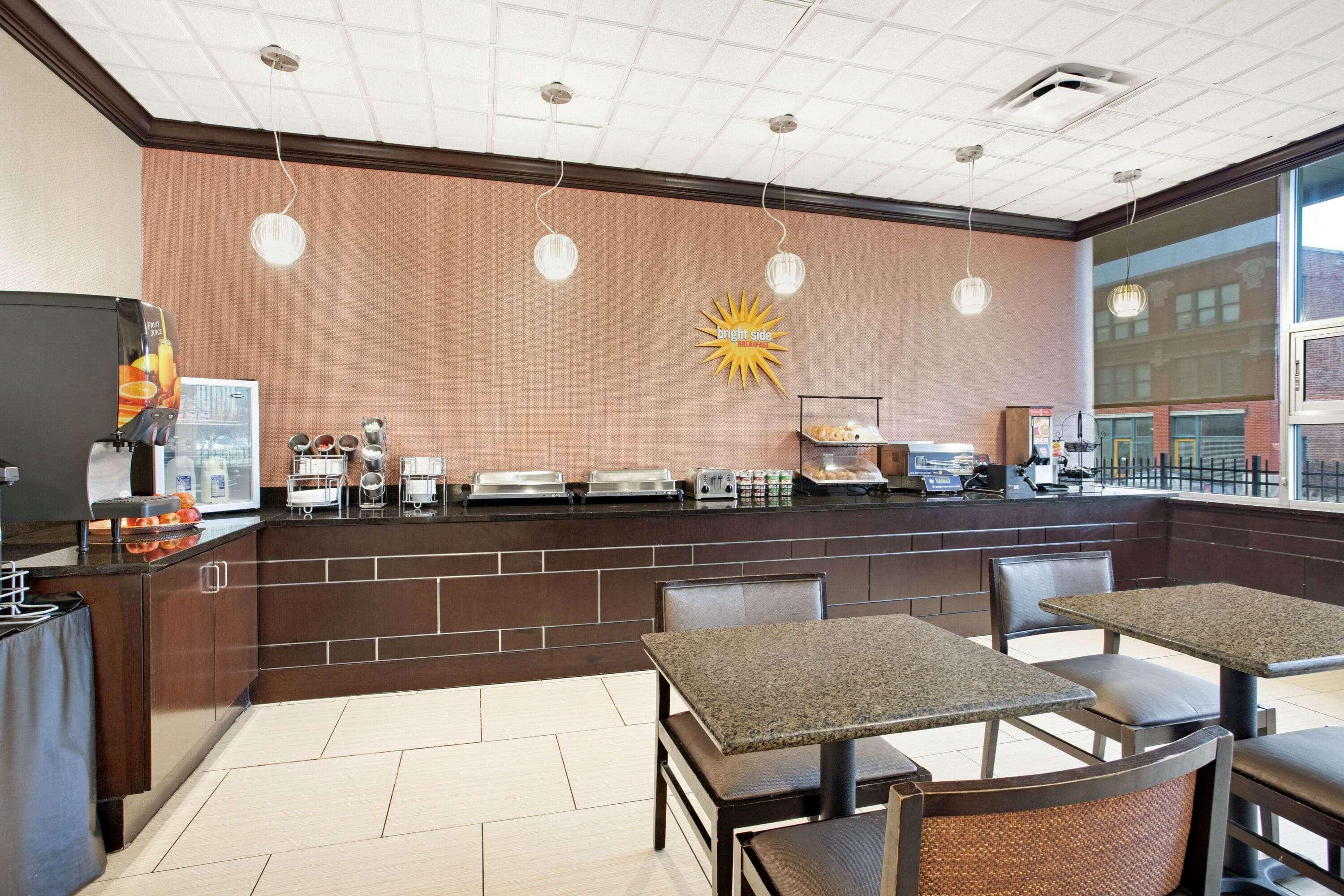 La Quinta Inn & Suites By Wyndham Indianapolis Downtown Экстерьер фото