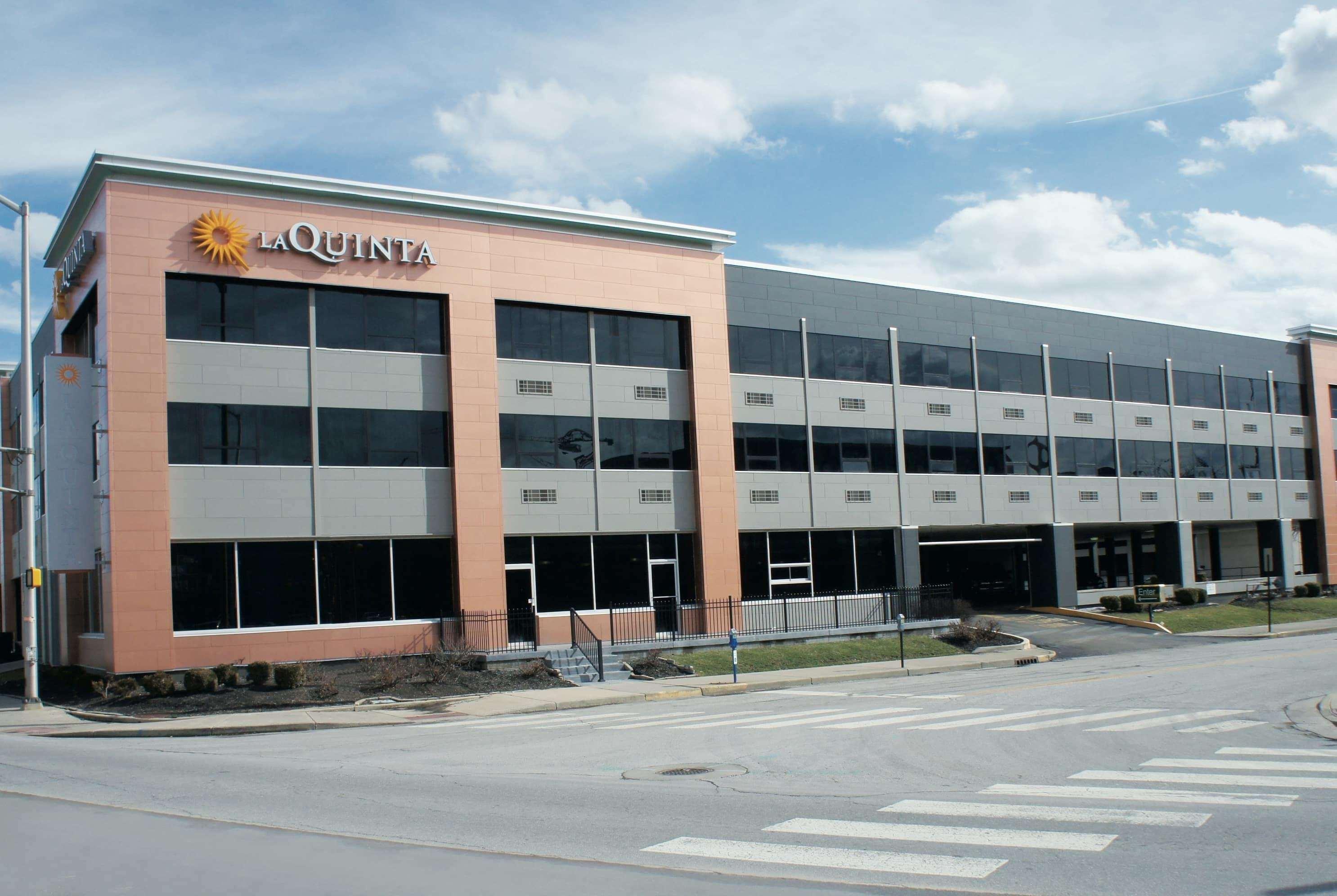 La Quinta Inn & Suites By Wyndham Indianapolis Downtown Экстерьер фото