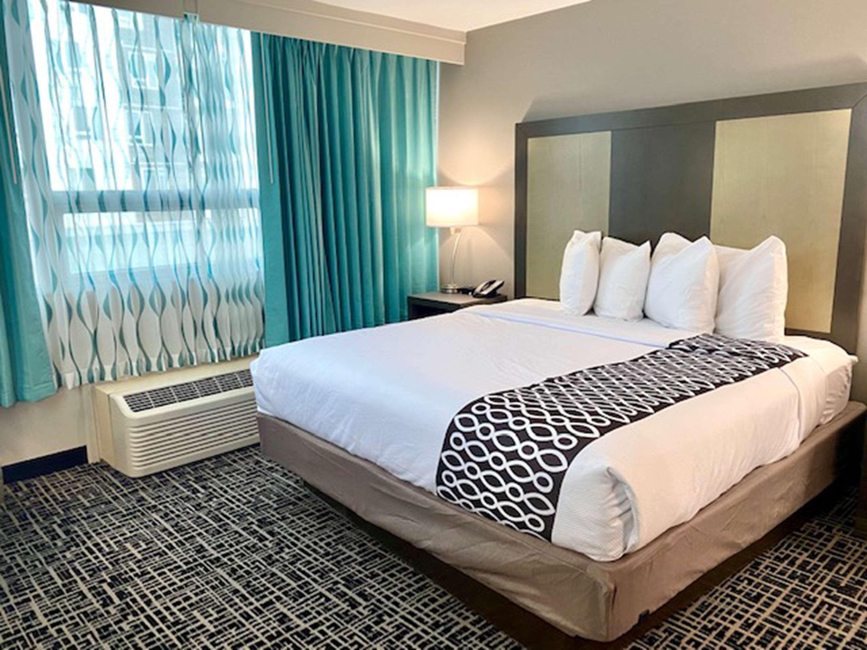 La Quinta Inn & Suites By Wyndham Indianapolis Downtown Экстерьер фото