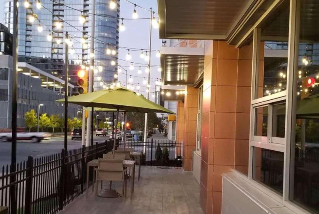 La Quinta Inn & Suites By Wyndham Indianapolis Downtown Экстерьер фото