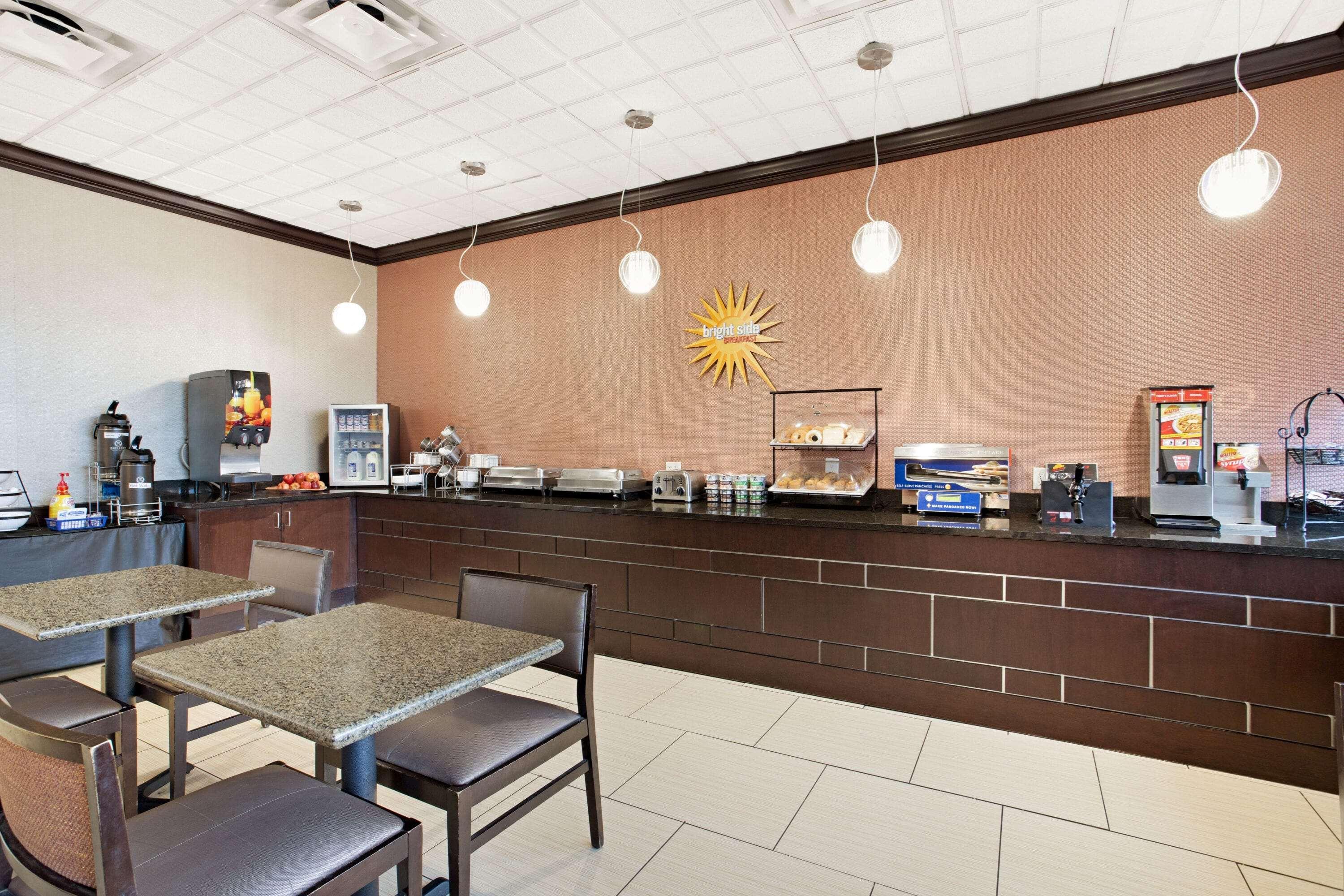 La Quinta Inn & Suites By Wyndham Indianapolis Downtown Экстерьер фото