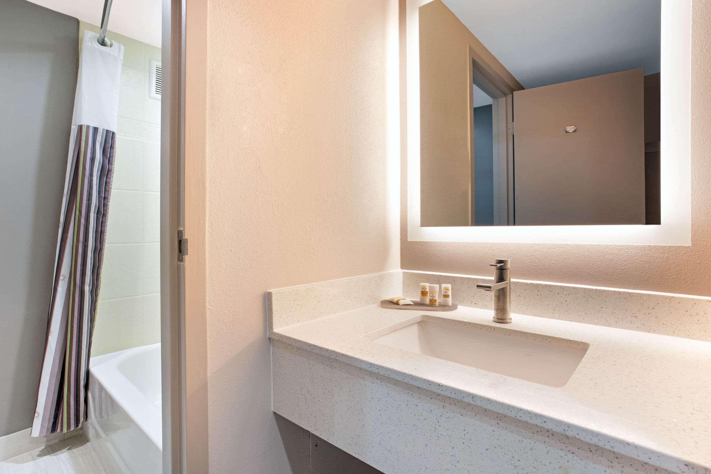 La Quinta Inn & Suites By Wyndham Indianapolis Downtown Экстерьер фото