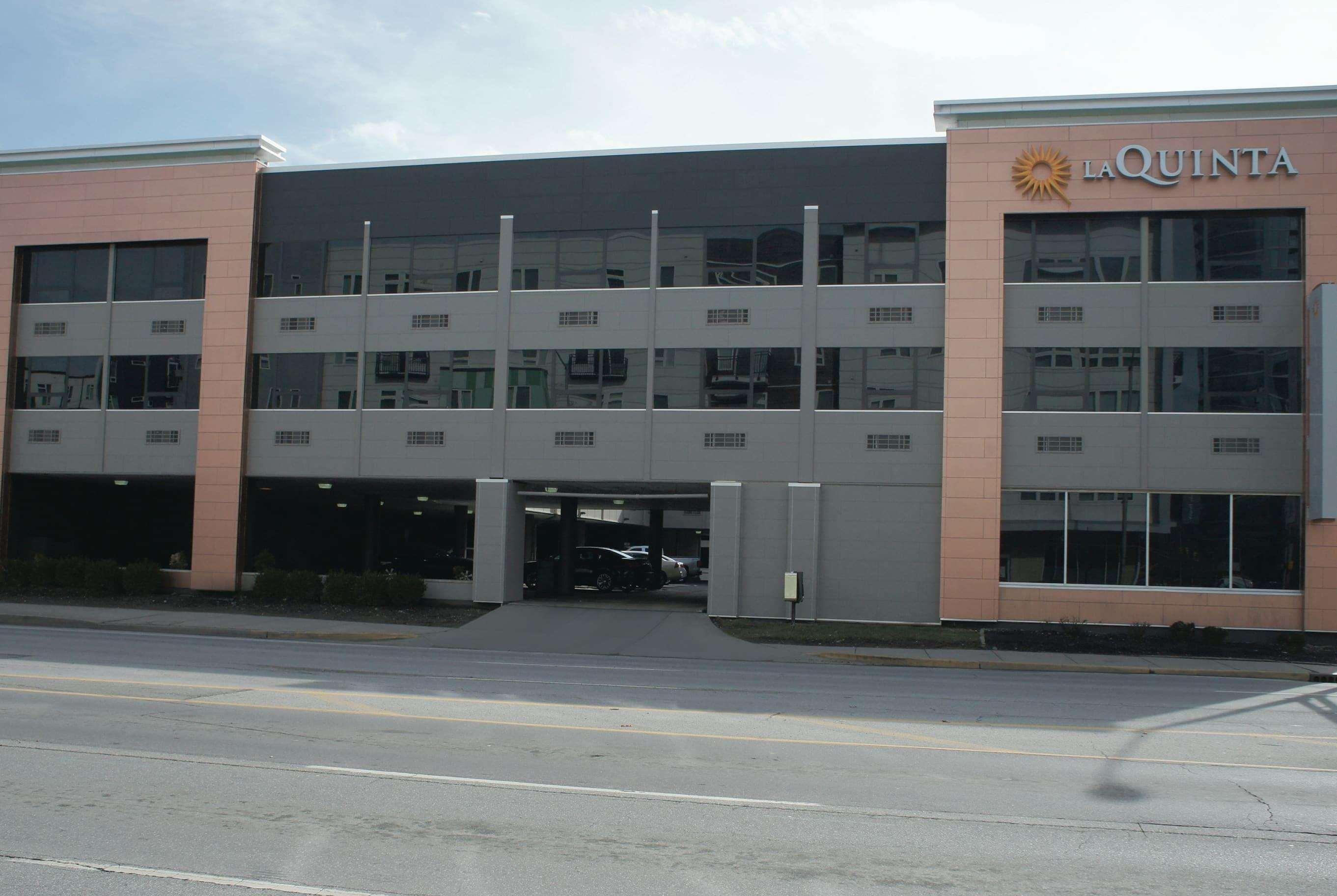 La Quinta Inn & Suites By Wyndham Indianapolis Downtown Экстерьер фото