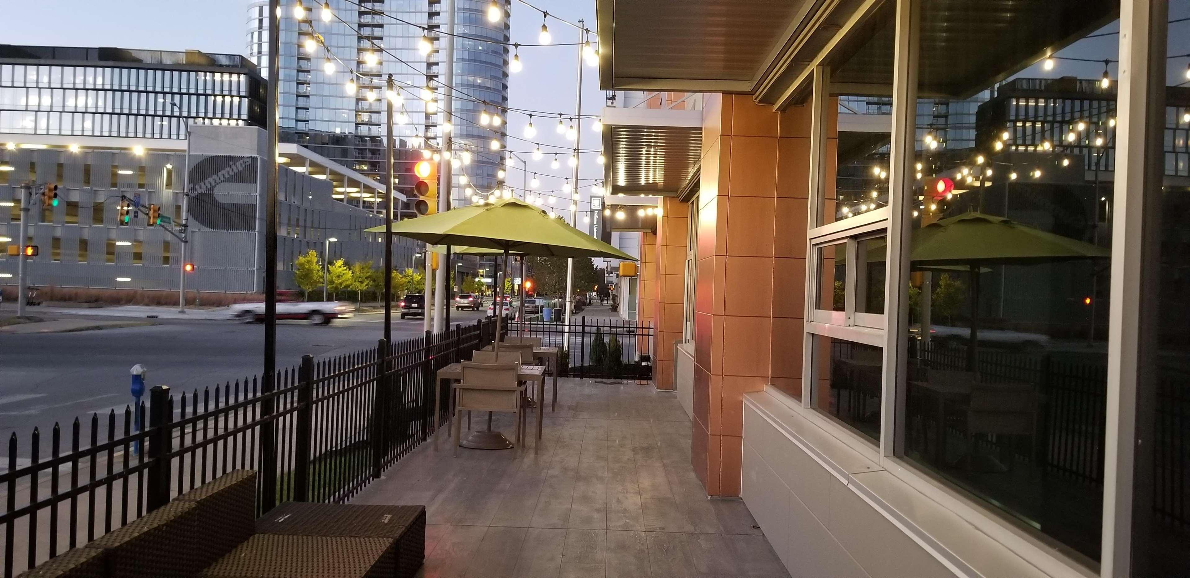 La Quinta Inn & Suites By Wyndham Indianapolis Downtown Экстерьер фото
